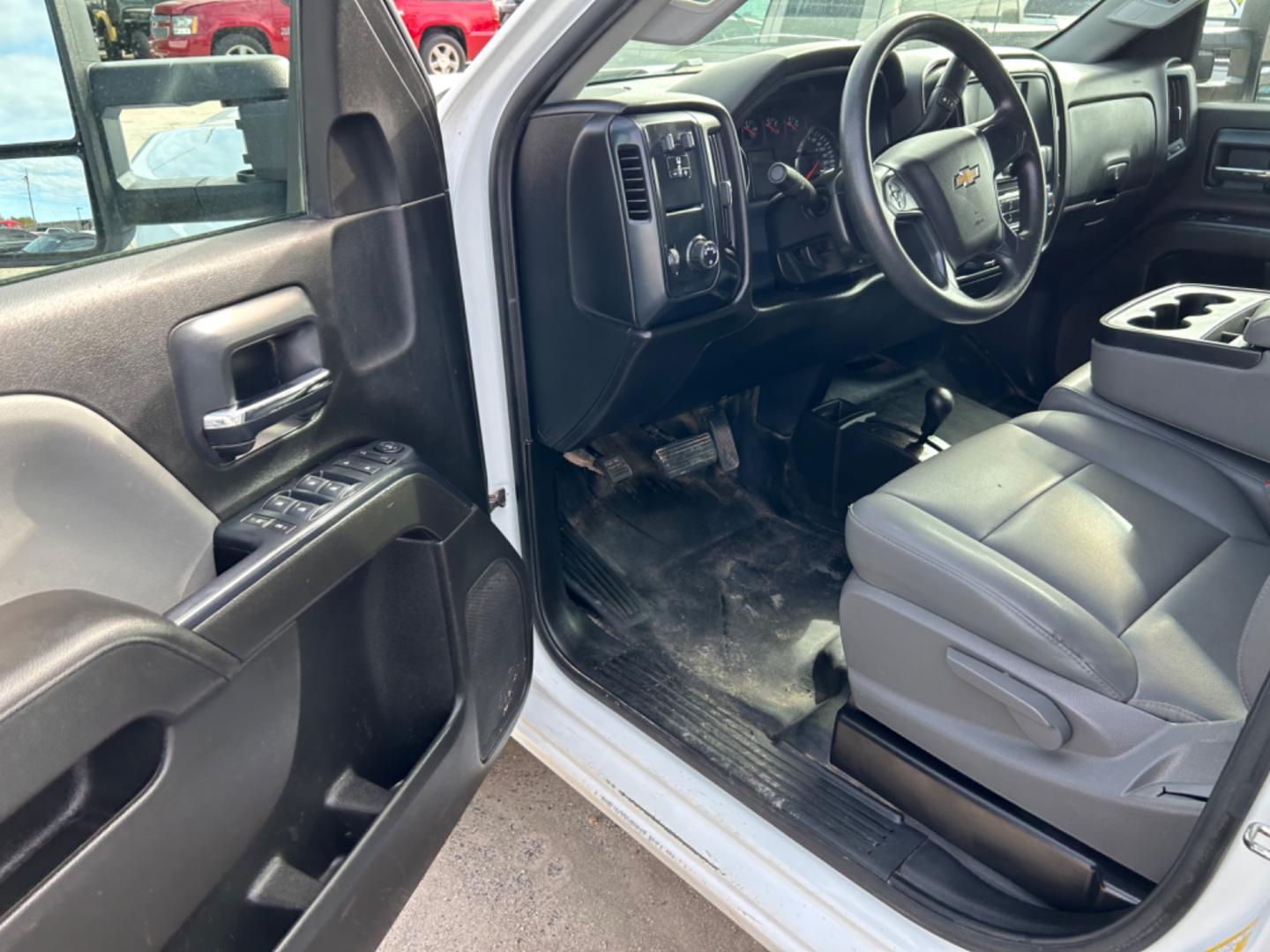 2019 White /Grey Chevrolet Silverado 2500HD Work Truck Double Cab 4WD (2GC2KREG8K1) with an 6.0L V8 OHV 16V engine, 6A transmission, located at 1687 Business 35 S, New Braunfels, TX, 78130, (830) 625-7159, 29.655487, -98.051491 - Photo#4